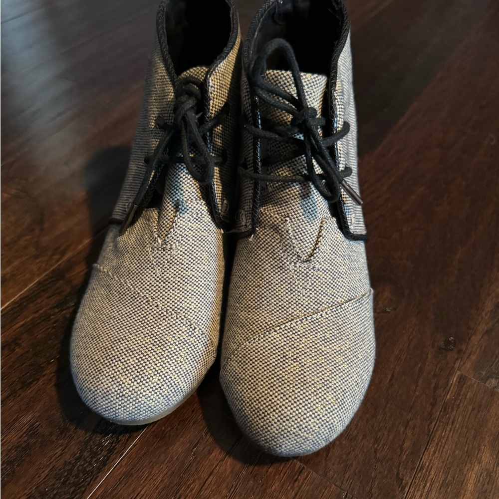 Toms 1.5” wedge shoes. - Picture 2 of 6